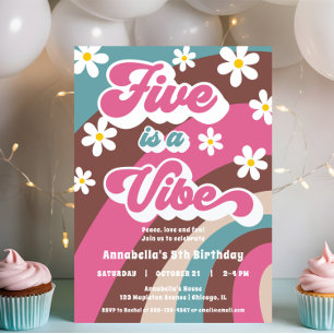 Retro Groovy FIVE is een vibe 5e verjaardagsfeest Kaart