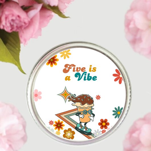 Retro Groovy Five is een Vibe Daisy 5th Birthday Ronde Sticker