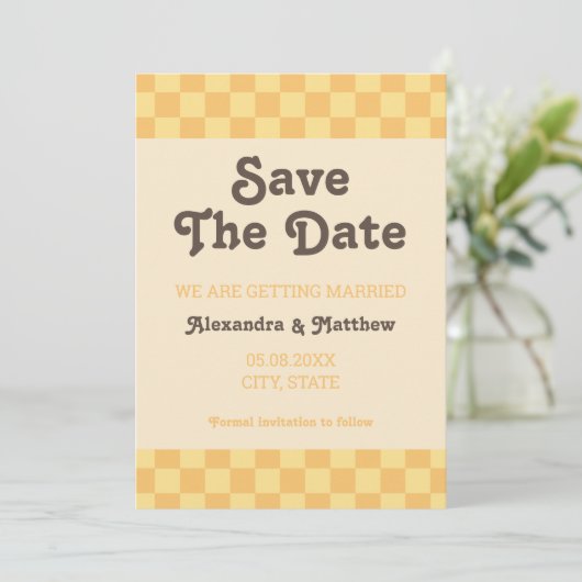 Retro Groovy geel Sinaasappel geruit Save The Date (Staand voorkant)
