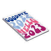 Retro Groovy Goodbye 2022 Hallo 2023 nieuwjaarsv Notitieboek (Rechterzijde)