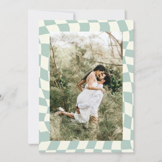 Retro Groovy Groen Checkerboard Foto Save The Date (Achterkant)