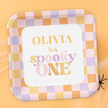 Retro Groovy Halloween eerste verjaardag Papieren Bordje<br><div class="desc">Dit aangepaste eerste verjaardagsfeest bord heeft een kleurrijk pastel geruit ontwerp dat perfect de opwinding en het plezier van een 1e verjaardagsfeest vangt. Het beschikt over een retro-geïnspireerde esthetiek en de uitdrukking "spooky one" voor een Halloween thema verjaardagsfeestje. Mockup afbeelding van freepik.</div>