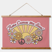 Retro Groovy | Hier komt de  afbeelding van de zon Hangend Wandkleed (Voorkant)