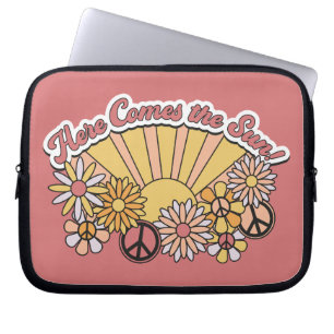 Retro Groovy   Hier komt de  afbeelding van de zon Laptop Sleeve