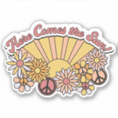 Retro Groovy | Hier komt de  afbeelding van de zon Sticker (Voorkant)