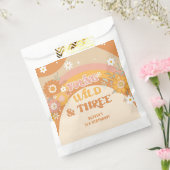 Retro groovy, jong wild en drie mensen nemen een t bedankzakje (Gezegeld)