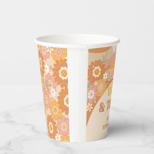 Retro groovy jonge wild en drie jaar oud papieren bekers (Rechts)