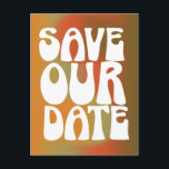 Retro Groovy Oranje trendy gradiënt Sla de datum o Briefkaart<br><div class="desc">Kondig uw grote dag aan met dit retro-geïnspireerde save-the-date briefkaart, met gedurfde groovy typografie tegen een achtergrond van een warm verloop. Perfect voor koppels die een , boho of eclectisch huwelijksthema plannen, dit speelse ontwerp legt de essentie van de jaren 70-stijl vast terwijl het modern en opvallend blijft. Ideaal voor...</div>