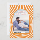 Retro groovy oranje zonnestralen 70s geïnspireerde save the date (Voorkant)