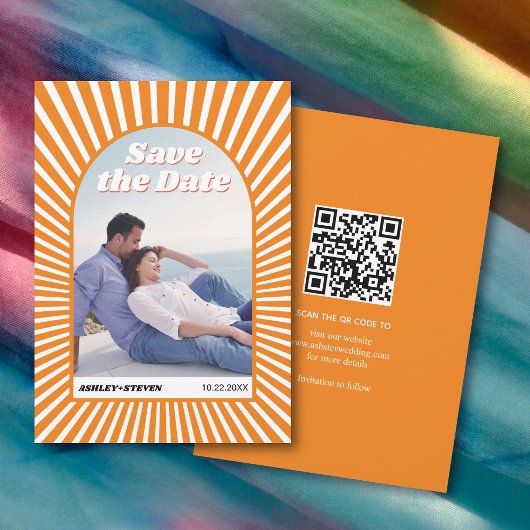 Retro groovy oranje zonnestralen 70s geïnspireerde save the date