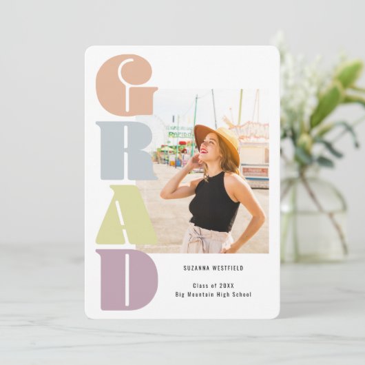 Retro Groovy Pastel 2 foto Afstuderen Aankondiging (Staand voorkant)