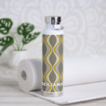 Retro Groovy Patroon - Monogram - Gouden Taupe Waterfles<br><div class="desc">Een moderne pattereerde gouden fles met een plaats voor een eenvoudig monogram. Het taupe,  grijze en gouden ontwerp heeft een groovy organisch golfpatroon. Een minimale look in subtiele kleuren met een eenvoudig serif lettertype voor een monogram.</div>