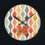 Retro Groovy Patroon Ronde Klok<br><div class="desc">Uw monogram en voornaam markeren een retro mod cirkelpatroon in een groovy kleurenpalet,  deze wandklok is leuk voor u,  uw kinderen,  en college studentenkamers of geven als cadeau. (U kunt het monogram en de voornaam verwijderen en de personalisatie leeg laten.)</div>