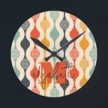 Retro Groovy Patroon Ronde Klok<br><div class="desc">Uw monogram en voornaam markeren een retro mod cirkelpatroon in een groovy kleurenpalet,  deze wandklok is leuk voor u,  uw kinderen,  en college studentenkamers of geven als cadeau. (U kunt het monogram en de voornaam verwijderen en de personalisatie leeg laten.)</div>