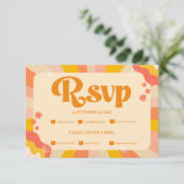 Retro Groovy Pink and Gold Wave Wedding RSVP Kaart (Staand voorkant)
