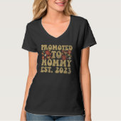 Retro Groovy Promoted to Mommy 2023 for New First  T-shirt (Voorkant)