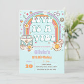 Retro Groovy Rainbow 5e verjaardag uitnodiging (Staand voorkant)