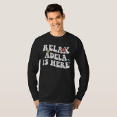 Retro Groovy Relax ADELA is hier grappig Moederdag T-shirt (Voorkant volledig)