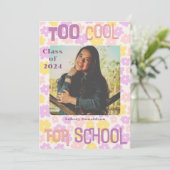 Retro Groovy Roze Geel Paarse Bloemen Afstuderen Aankondiging (Staand voorkant)