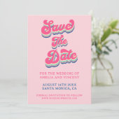 Retro Groovy Roze Typografie Bruiloft Save The Date (Staand voorkant)