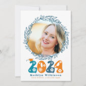 Retro Groovy Script Floral Wreath Foto Afstuderen Aankondiging (Voorkant)