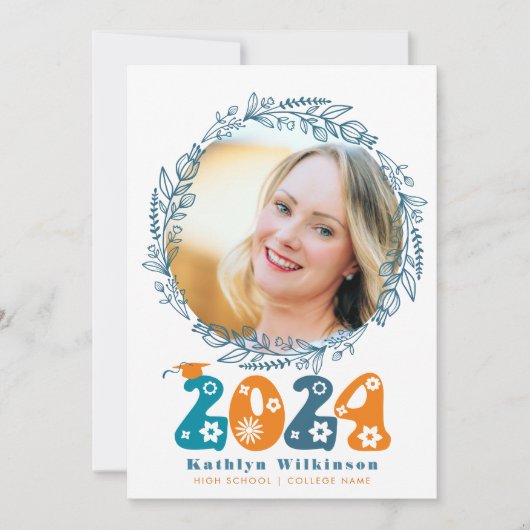 Retro Groovy Script Floral Wreath Foto Afstuderen Aankondiging (Voorkant)