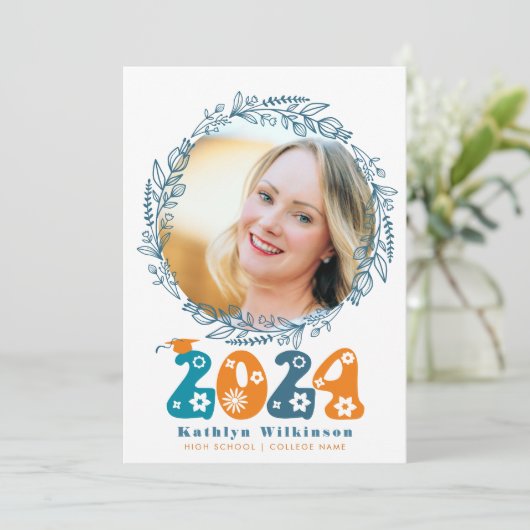 Retro Groovy Script Floral Wreath Foto Afstuderen Aankondiging (Staand voorkant)