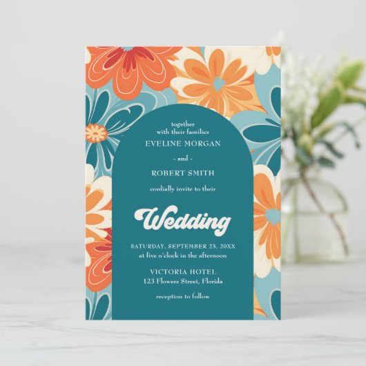 Retro groovy sinaasappel geel en blauw bloemenboog kaart (Staand voorkant)