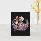 Retro Groovy Skelet Blijft Leven Koffie Halloween Kaart (Gele Bloem)