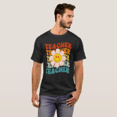 Retro Groovy Teacher Happy Face Cute Daisy Flower T-shirt (Voorkant volledig)