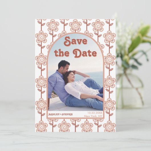 Retro groovy terracotta 70s geïnspireerd huwelijk save the date (Staand voorkant)