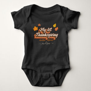 Retro Groovy Typografie 1e Thanksgiving Meisjesnaa Romper