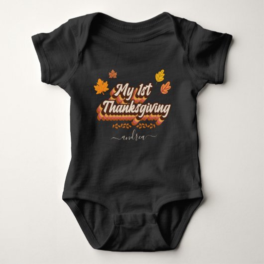 Retro Groovy Typografie 1e Thanksgiving meisjesnaa Romper (Voorkant)