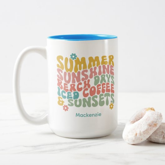 Retro Groovy Zomer Roze Monogram Naam Bagagelabel Tweekleurige Koffiemok (Met donut)