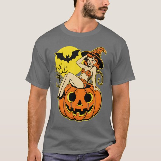 Retro Halloween Pinup Witch op Pompoen T-shirt (Voorkant)