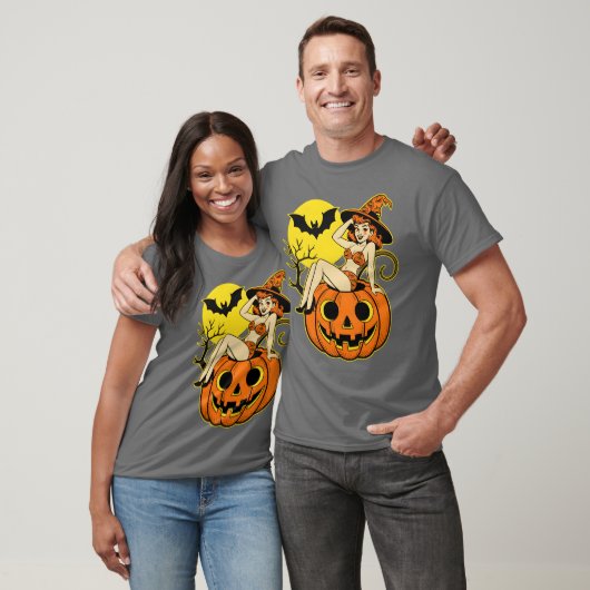 Retro Halloween Pinup Witch op Pompoen T-shirt (Unisex)