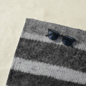 retro - handgebreide zwarte en witte strepen strandlaken (In situ)