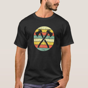 Retro Hatchet Throwing Axes Throw Crossed Hatchets T-shirt