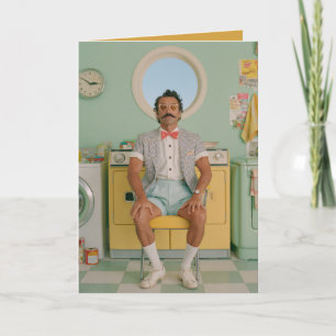 Retro heer in een pastelkleurige wasruimte kaart