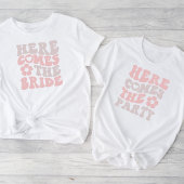 Retro hier komt de bruid vrijgezellenfeest t-shirt