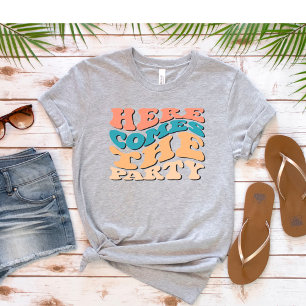 Retro Hier Komt Het Feest Jonggezellenfeest   T-shirt