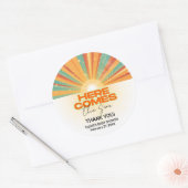 Retro hier komt het Son Baby shower Ronde Sticker (Envelop)