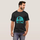 Retro Hiker On Rock Retro Sunset Mountain 2 T-shirt (Voorkant volledig)