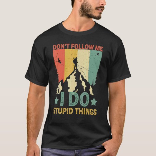 Retro Hiking volgt me niet als ik domme dingen doe T-shirt (Voorkant)