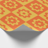Retro Hippie Flowers op Checkerboard Geel Sinaasap Cadeaupapier (Hoek)