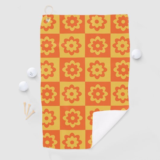Retro Hippie Flowers op Checkerboard Geel Sinaasap Golfhanddoek (Insitu)