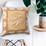Retro Hippie laat de Sunshine Daisy Floral Mod 70' Kussen<br><div class="desc">Laat de Sunshine je kleuterkamer in met dit heldere,  kleurrijke,  inspirerende collectie van geslachtsneutrale babykamerdecor! Retro mod daisies met  lettertypestijl en eenvoudige moderne elementen brengen de zon op. Kunst gemaakt en grafisch ontworpen door internationaal erkende kunstenaar en ontwerper,  Audrey Jeanne Roberts,  copyright.</div>
