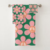 Retro Hippie Peace Sign Flower Green and Pink Bad Handdoek (Insitu)