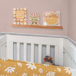Retro Hippie Sunshine Daisies Oh Baby Girl Stats Fotoplankje<br><div class="desc">Deze tryptic van retro Hippie klassieke design zijn , maar zijn gemaakt door een internationaal erkende kunstenaar en ontwerper, Audrey Jeanne Roberts. Witte zeuren over kleur blokkeren afgeronde vierkantjes met "Let the Sunshine!" en een ventilatorbusje met retro-regenboogstarst en "Feeling Groovy". Het derde afbeelding is een gelukkige Daisy "Oh Baby!" en...</div>