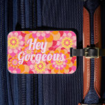 Retro Hippy Oranje roze bloemen Bagagelabel<br><div class="desc">Schattige "Hey Gorgeous" label met retro power bloemenpatroon in felroze en sinaasappel.</div>